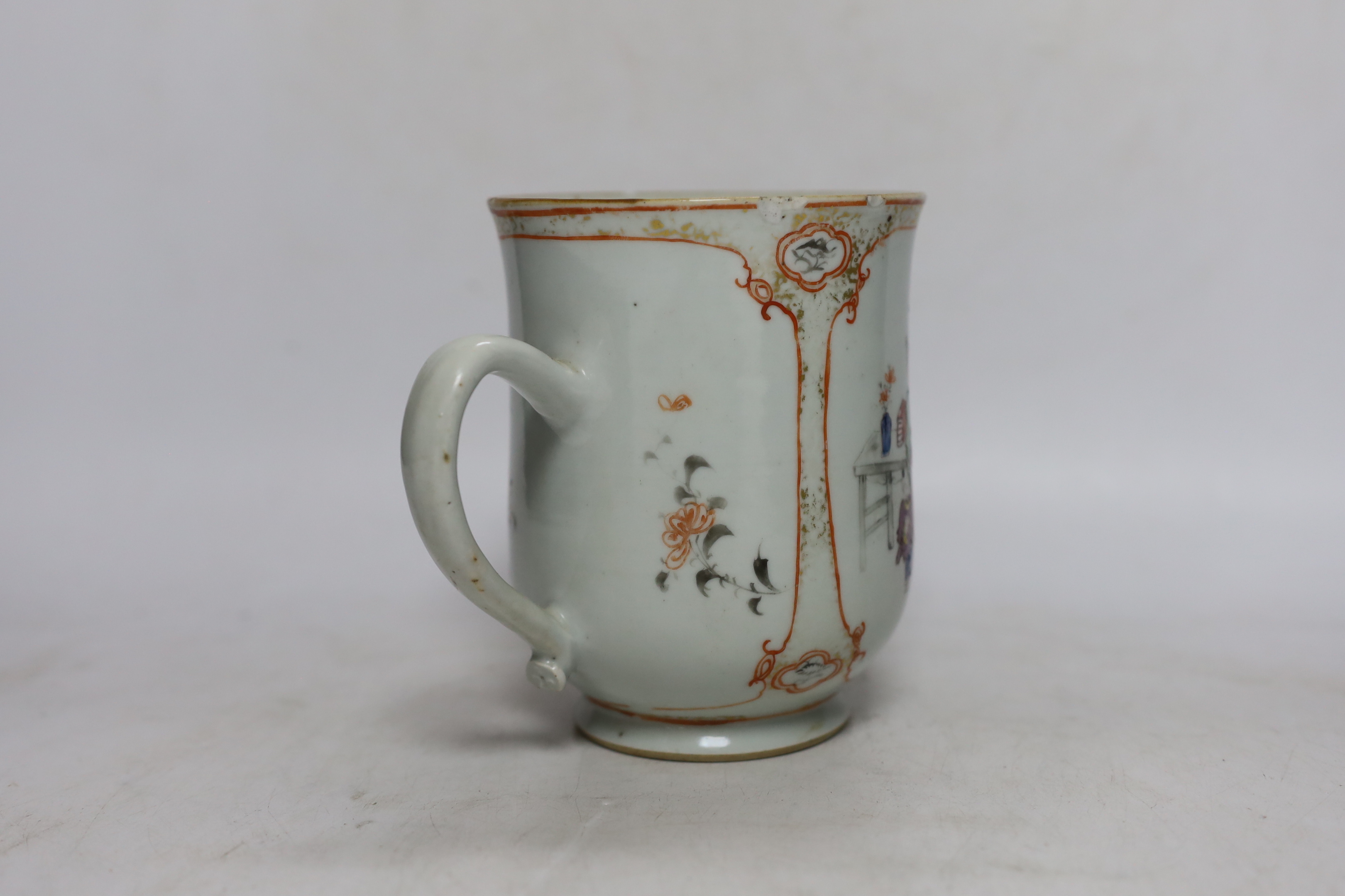 An 18th century Chinese Export famille rose mug, 14cm